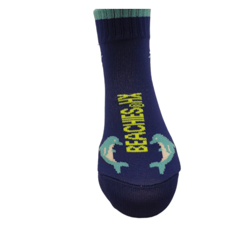 Beachies Watt-/Strandsocke mit schnittfester Sohle für Kinder in blau mit hellblauem Delfin frontal