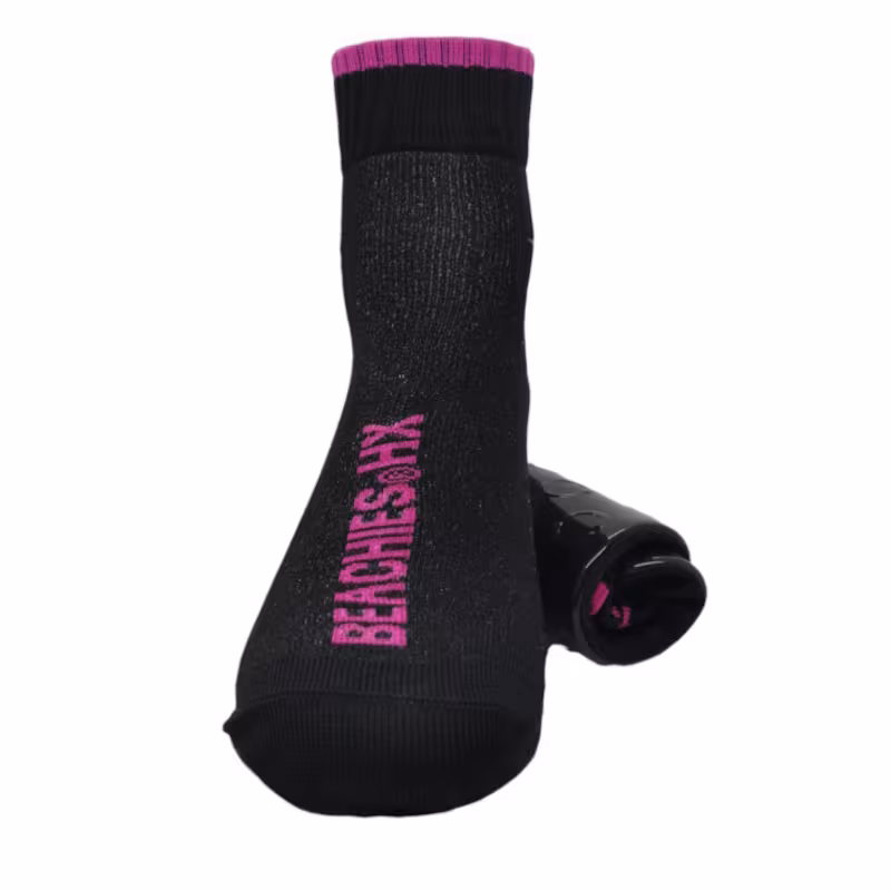 Beachies Watt-/Strandsocke mit schnittfester Sohle in schwarz mit pinkem Bund frontal