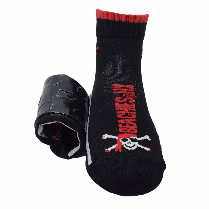 Beachies Watt-/Strandsocke mit schnittfester Sohle für Kinder in schwarz mit Pirat in rot weiss