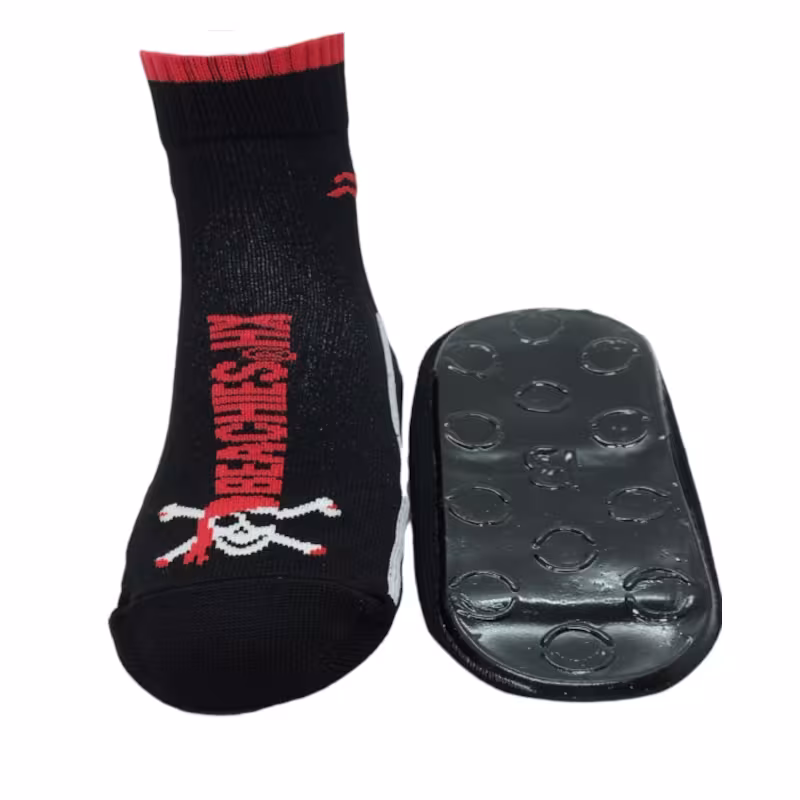 Beachies Watt-/Strandsocke mit schnittfester Sohle für Kinder in schwarz mit Pirat in rot weiss