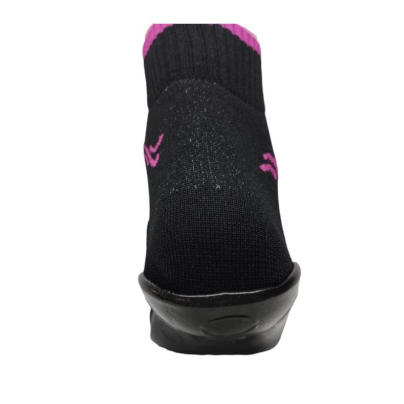 Beachies Watt-/Strandsocke mit schnittfester Sohle in schwarz mit pinkem Bund von hinten