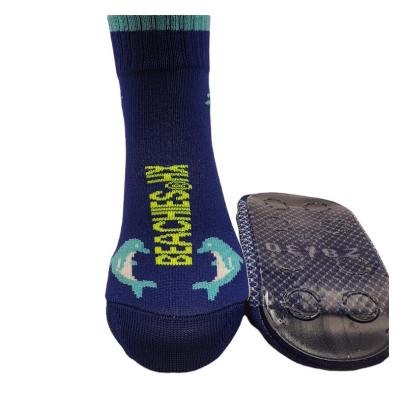 Beachies Watt-/Strandsocke mit schnittfester Sohle für Kinder in blau mit hellblauem Delfin frontal