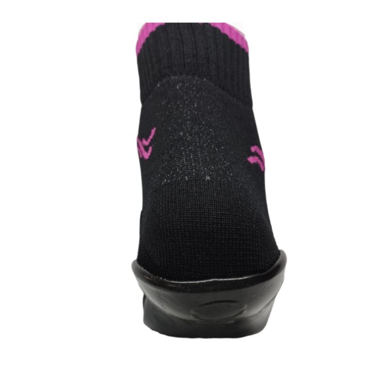 Beachies Watt-/Strandsocke mit schnittfester Sohle in schwarz mit pinkem Bund von hinten
