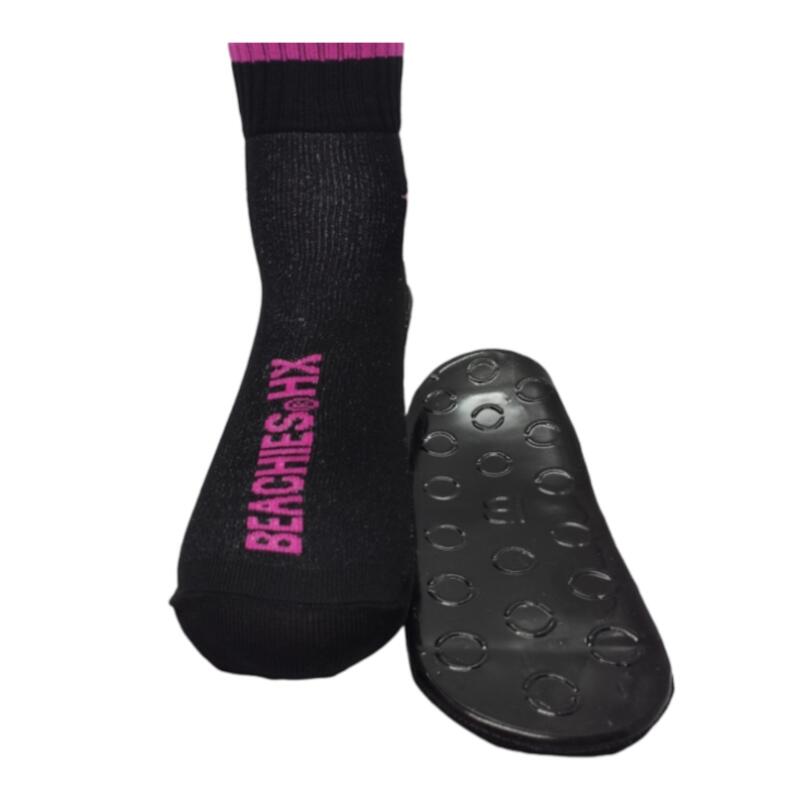 Beachies Watt-/Strandsocke mit schnittfester Sohle in schwarz mit pinkem Bund frontal und Sohle