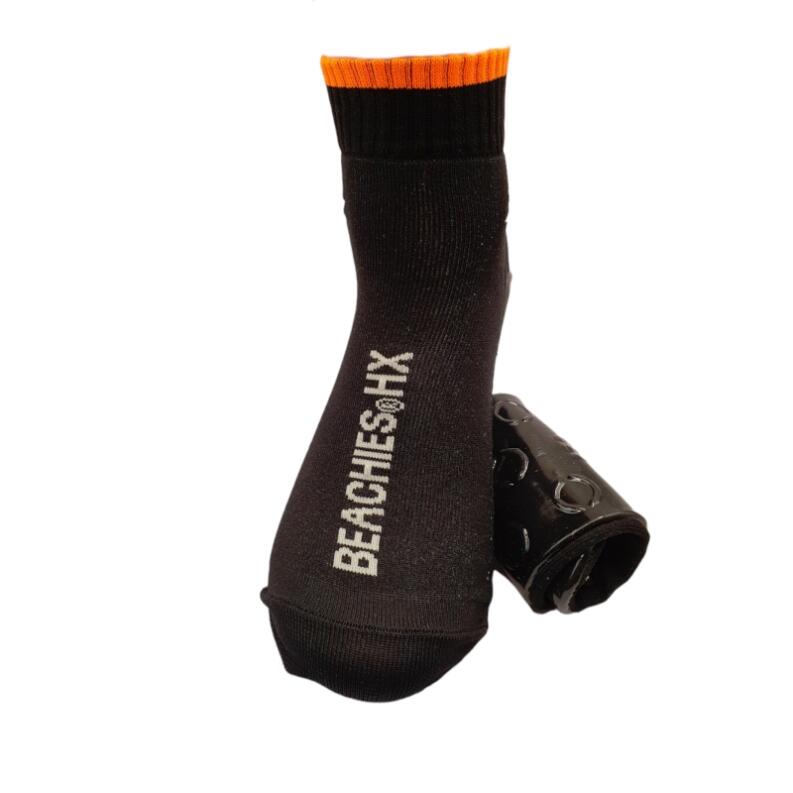 Beachies Watt-/Strandsocke mit schnittfester Sohle in schwarz mit orangenem Bund frontal