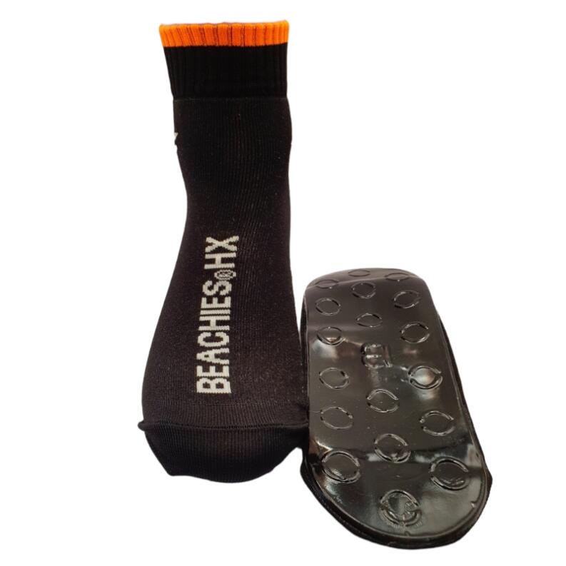 Beachies Watt-/Strandsocke mit schnittfester Sohle in schwarz mit orangenem Bund frontal und Sohle